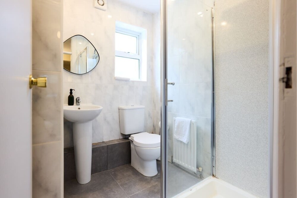 The Wray Crescent Retreat - Dazzling 5bdr House With Parking + Garden