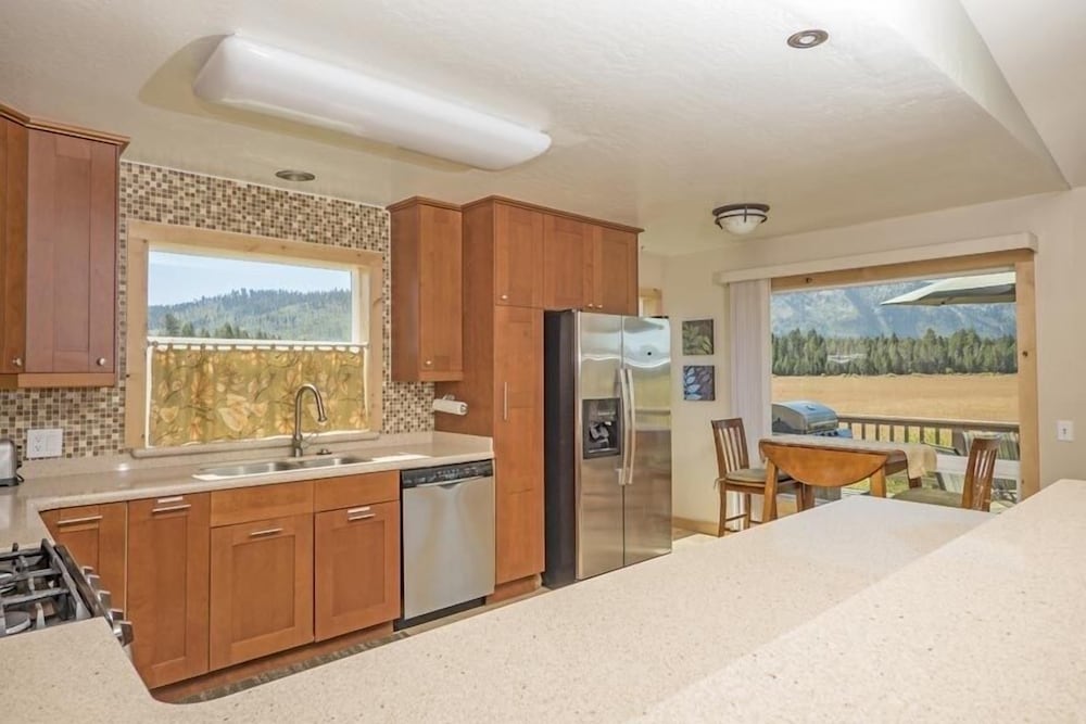 1712 Venice Drive 4 Bedroom Home by RedAwning