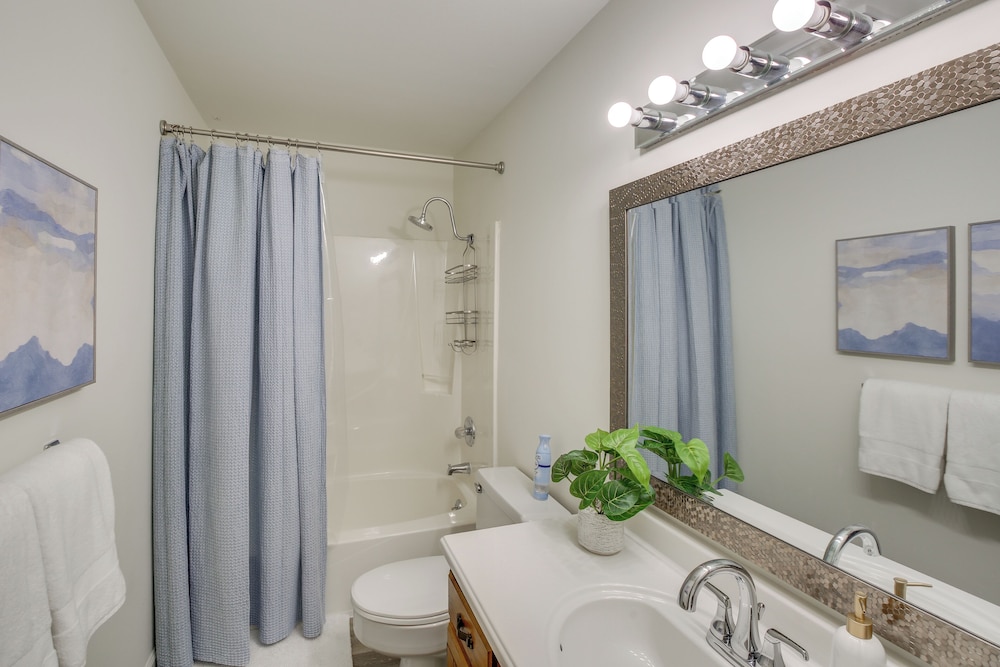 1 Mi to Boating: Pool-view Haven in Lake Hamilton!