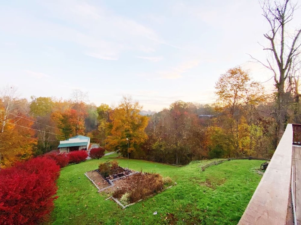 Dog Friendly Views Hot Tub Close to PF Gsmnp
