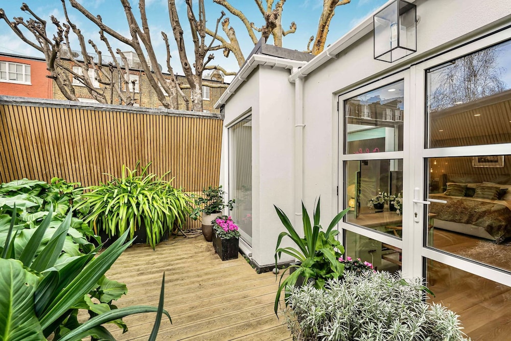 London Mews Home w Glass Atrium Terrace