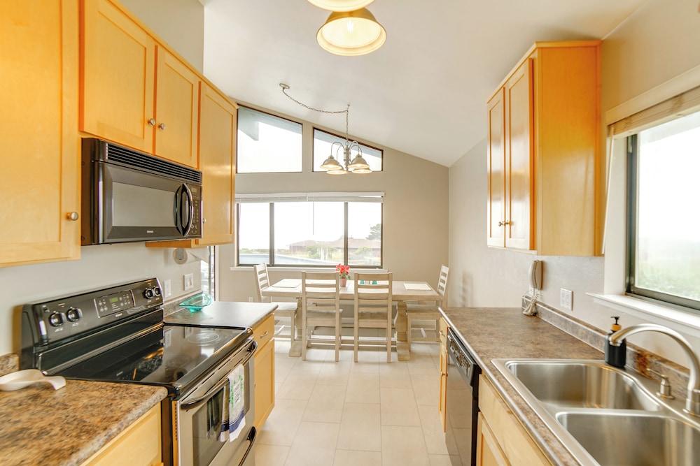Beach Access & Hot Tub: Coastal Gem in Manchester