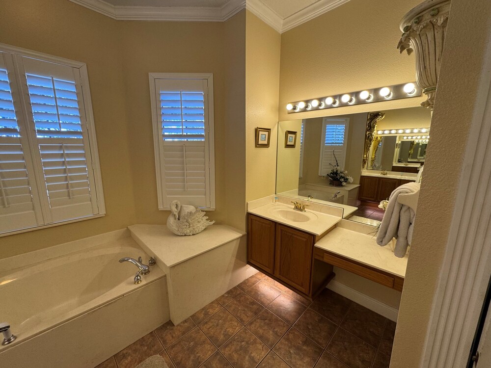 Southern Comfort on Hampton Lakes - The Ultimate Luxury Retreat!