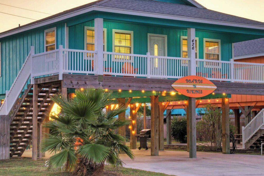Sleeps 21, 2 Homes 2 Private Pools, Fire Pit, Swing Bar Walk to the Beach