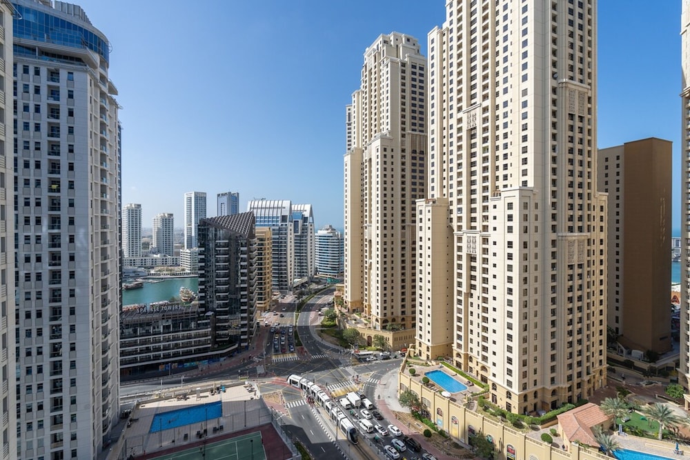 Refined 1BR Retreat in The Point Tower - Marina
