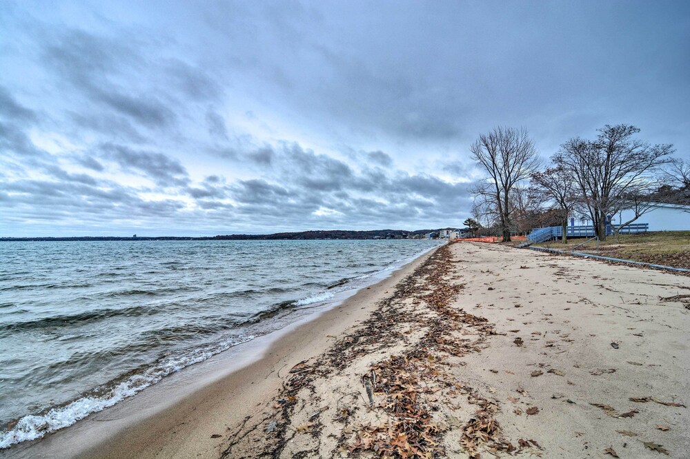 Centrally Located Traverse City Condo 1 Mi to Bay view 4