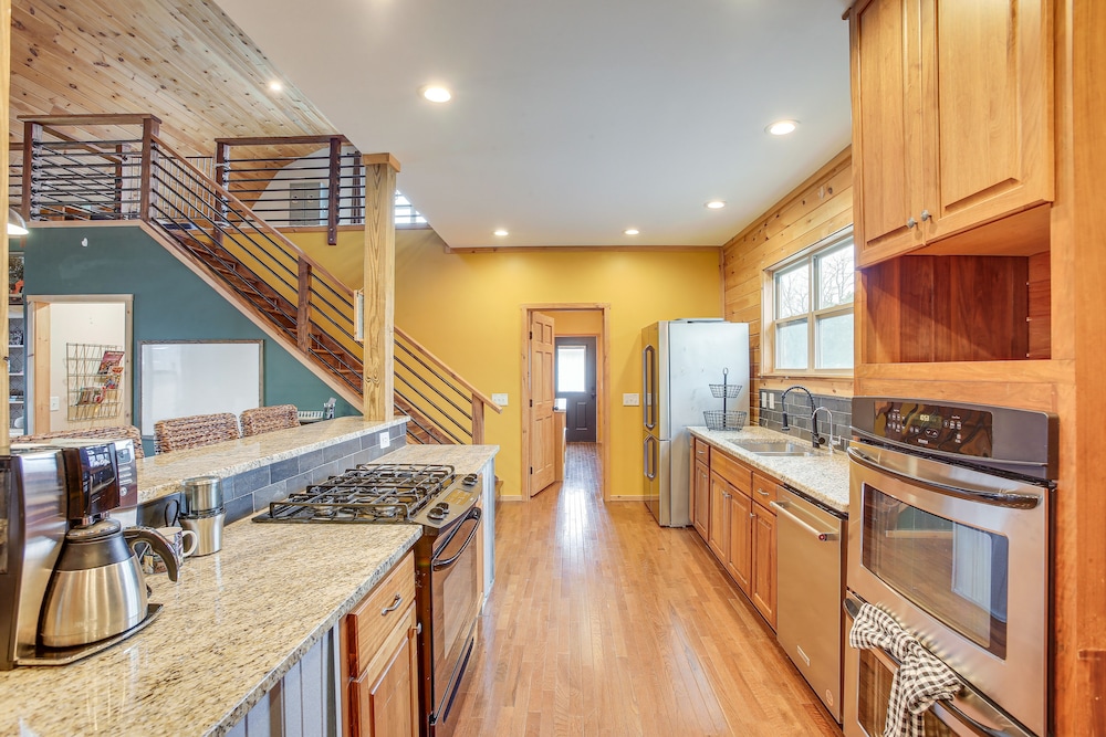 Bethpage Home w/ Private Hot Tub Game Room! - Property Image 4