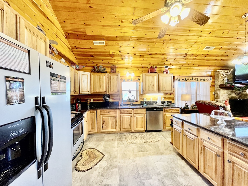 Little Sugar Camp 3 Bedroom Cabin by RedAwning