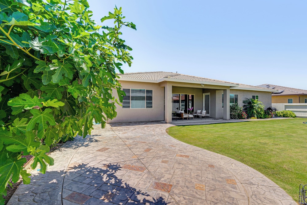 Beautiful Bakersfield Home ~ 8 Mi to Downtown! view 4