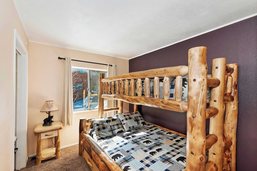 Mountain Palette by Avantstay Hot Tub, Game Room, Deck, Sweeping Views!