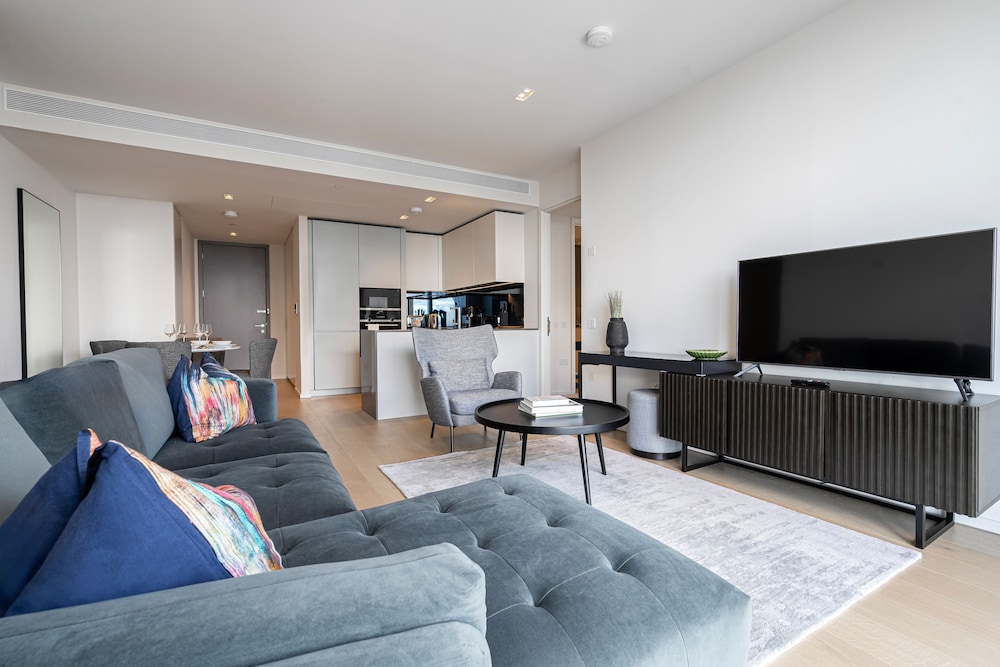 Sensational Two-bedroom Apartment by the River