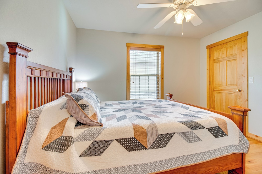 Norfork Lake Access: Cabin w/ Deck & Water View!