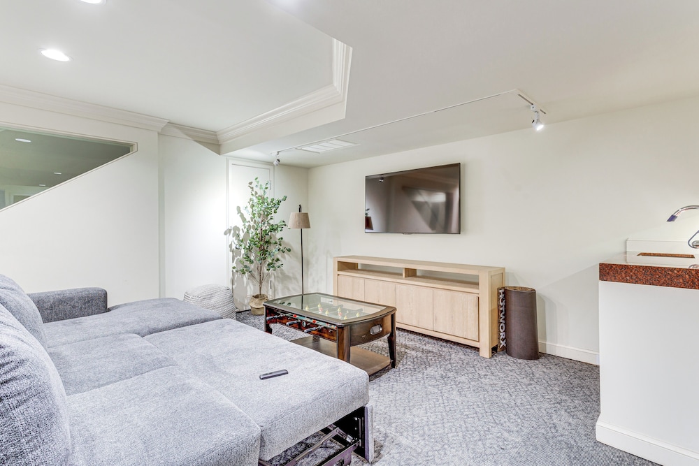 1 Mi to OU! Group Getaway w/ Game Room, Pool