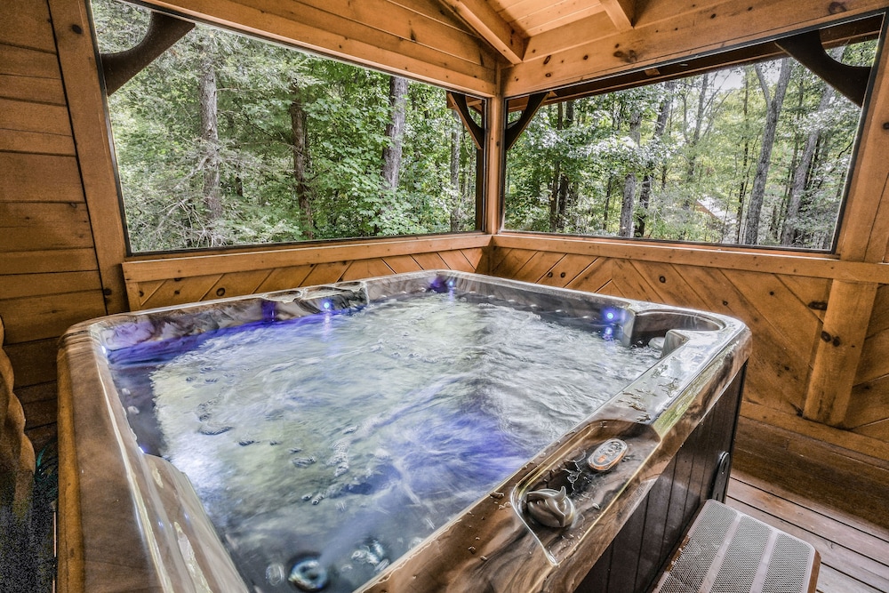 A Mountain Spirit 3 Bedroom Cabin by RedAwning