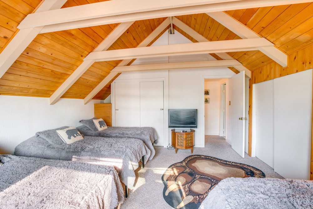 Peaceful Arnold Cabin w/ Hot Tub, Deck & View! view 2