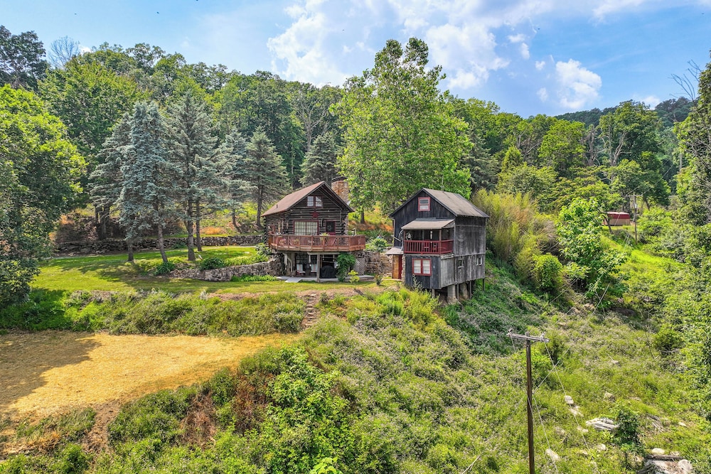 Cozy Luray Cabin w/ Views: Near Hiking Trails!