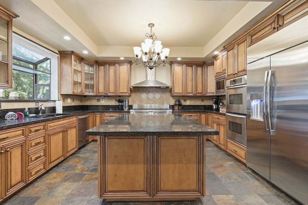 Spacious Mountain Getaway Game Room & Gazebo 5 Bedroom Villa