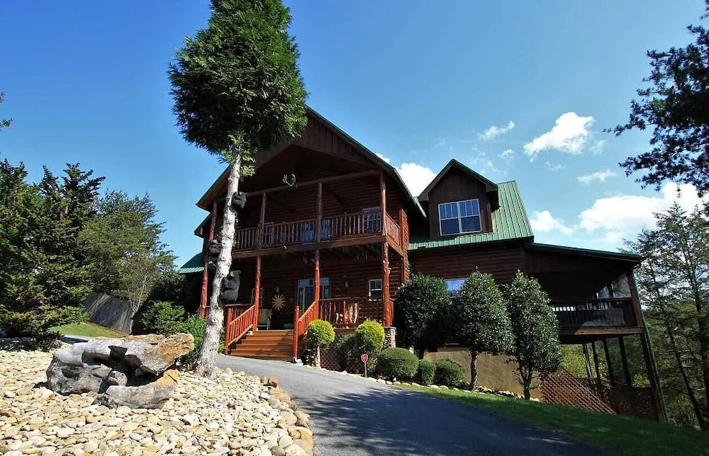 Smoky Mtn Log Cabin w Wet Bar Loft