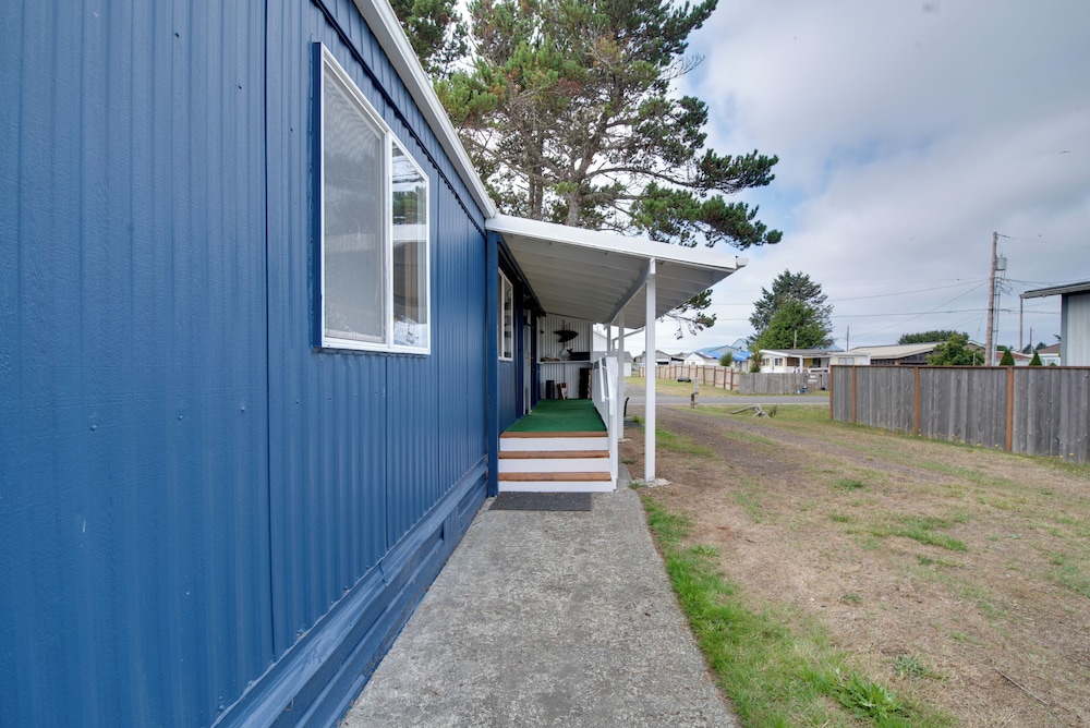 Walk to Beach! Fun Retro Retreat in Ocean Shores