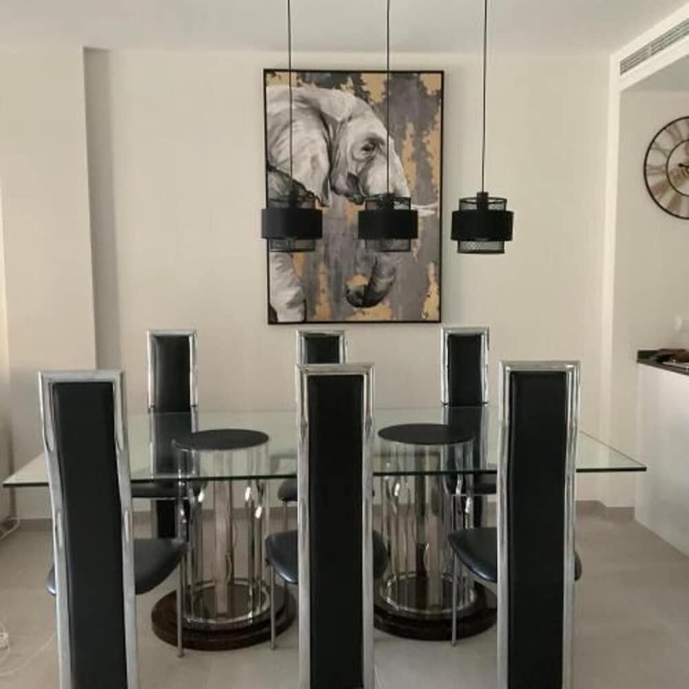 6 Guests - 3 Bedrooms - Private Garden - Pool