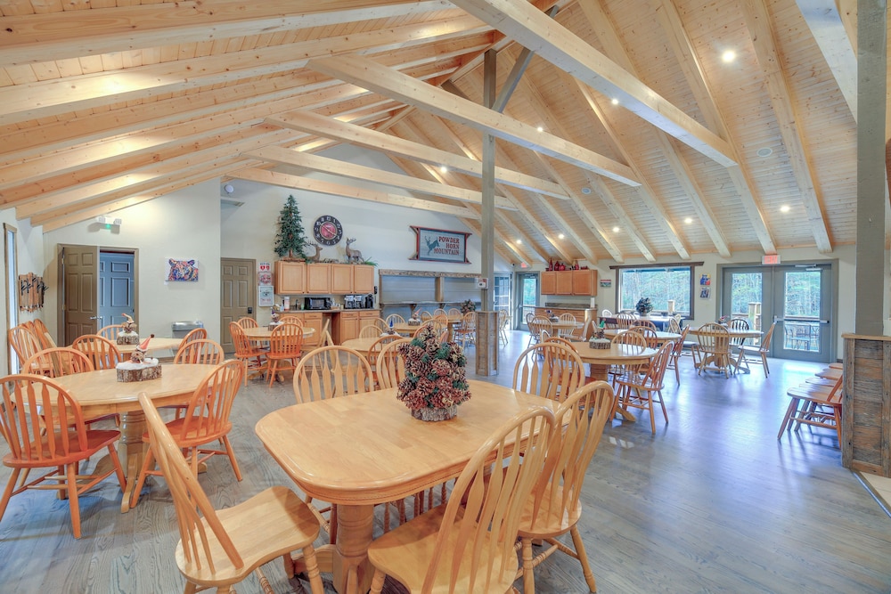 Blue Ridge Mountains Cabin w/ Community Perks!