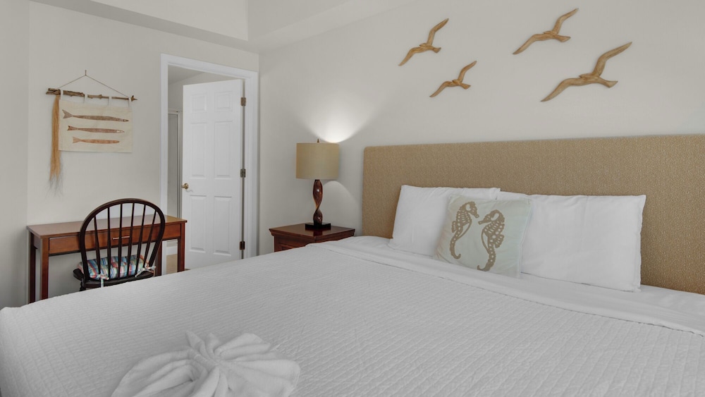 3br/2ba, Sleeps 6, BBQ Grill, Pool, Beach Access + Free Attraction Tickets!
