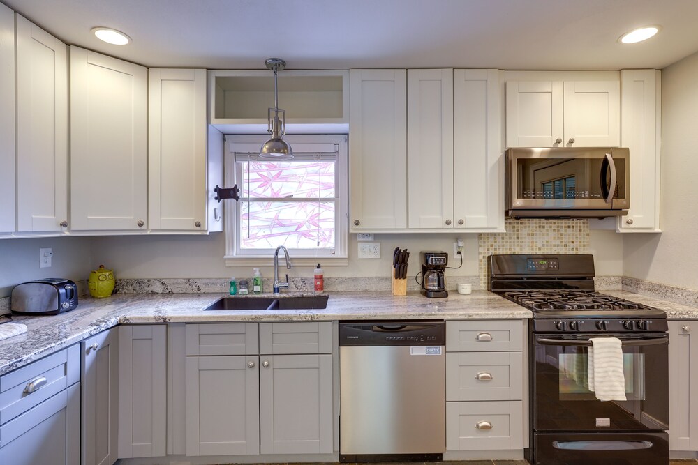 Near Beach & Attractions: Home in Galveston!