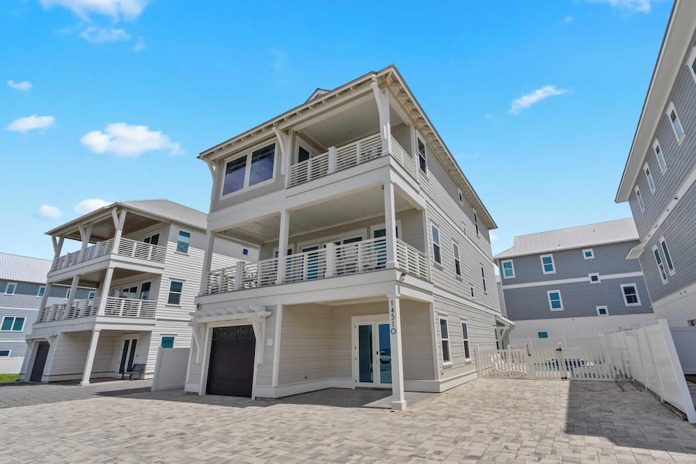 Gulf Views, Pool, Rooftop Lounge & Private Beach Heavenly Day by Avantstay