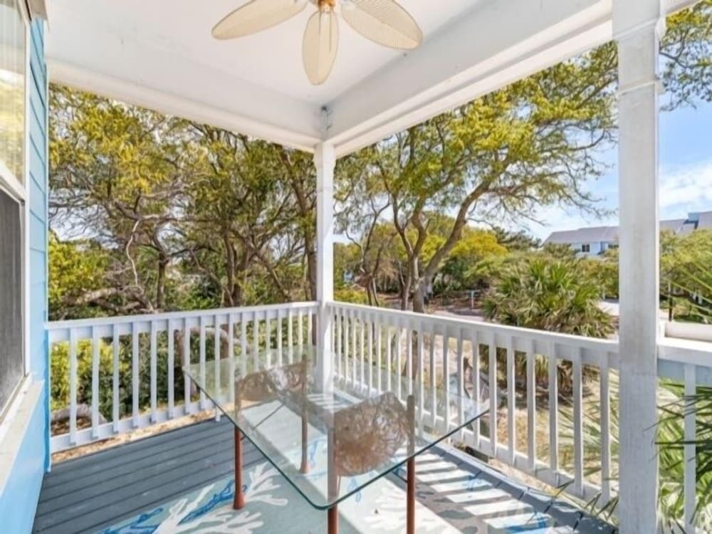 Atlantis Blue - Relaxing Beach Getaway Home Directly Across The Street From Beach Access! 5 Bedroom Home by RedAwning