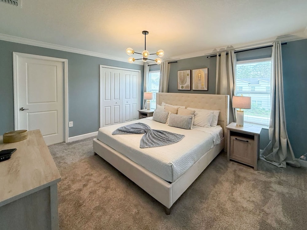 Contemporary Townhouse w Pool BBQ Sleeps 12