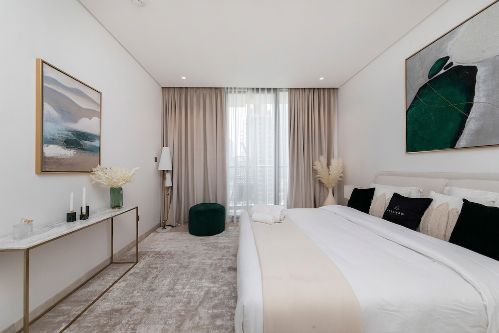 Luxe 3BR with Burj Khalifa view