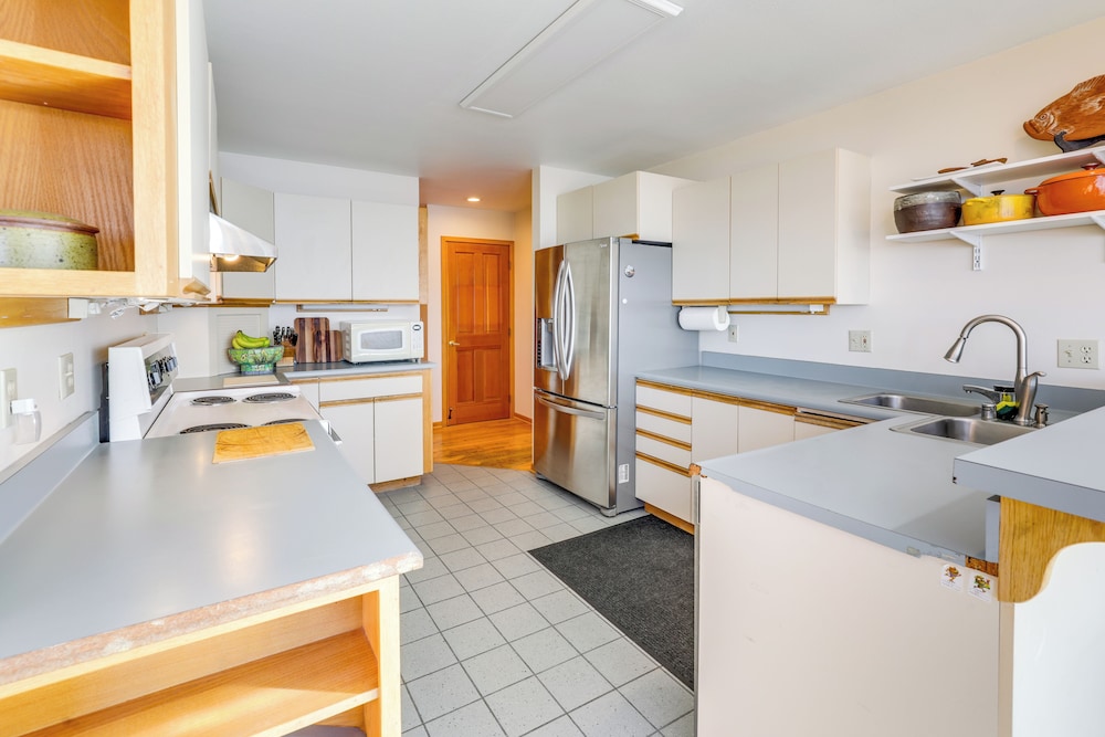 9 Mi to Mendenhall Glacier: Waterfront Juneau Home