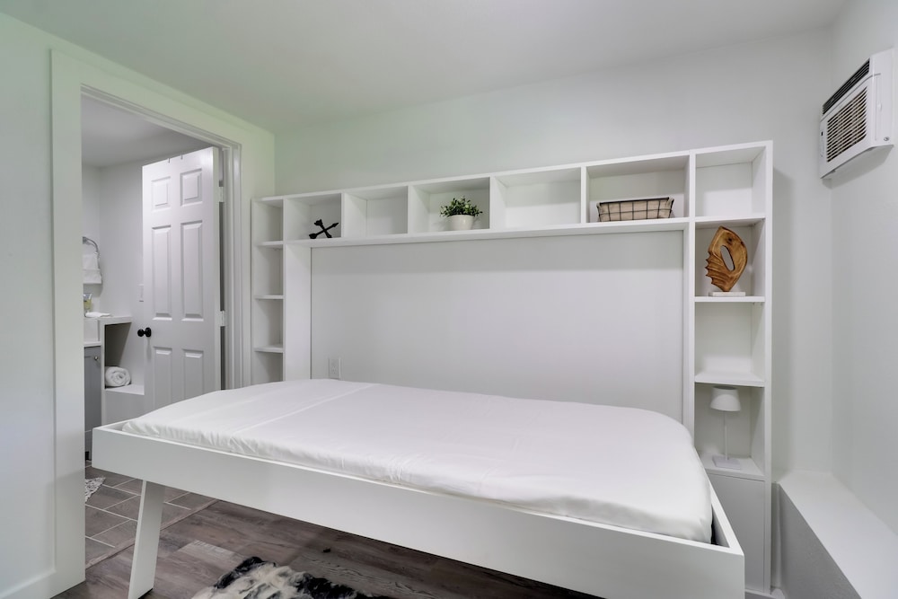 1 Mi to Dtwn: Renovated Retreat in Georgetown!