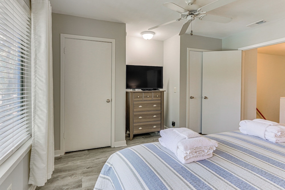 Walk to Beach: Bright Hilton Head Island Villa!