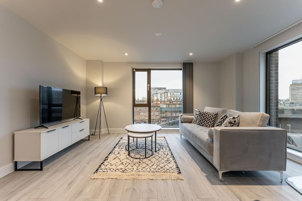 Luxury 2-bedroom Apartment in St Martin s Place BMH