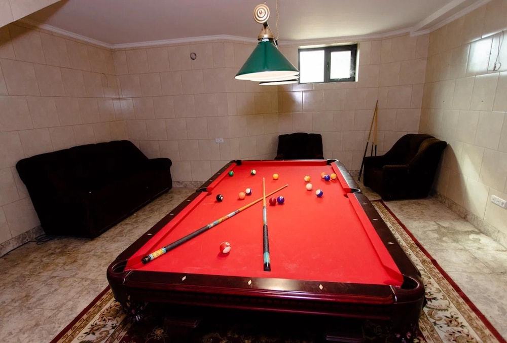 4 Bed Villa Estate Sleeps 7 - Pool, Garden, Sauna