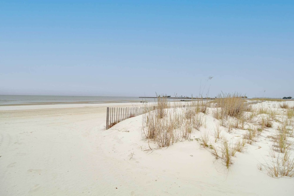 Walk to Beach: Luxury Biloxi Condo w/ Pool Access!