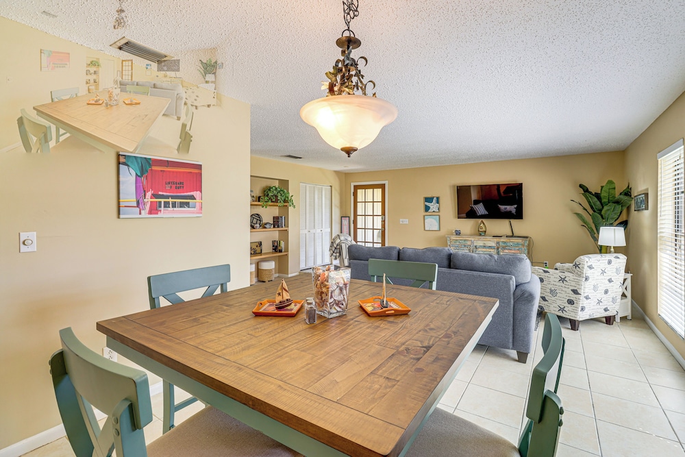 1 Mi to Dtwn Stuart: Bright Home w/ Pool & Spa!