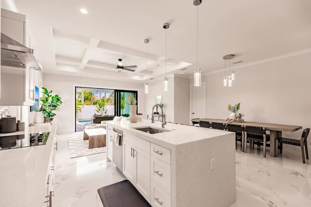 Luxurious Naples 4BR w Pool by Vanderbilt Beach