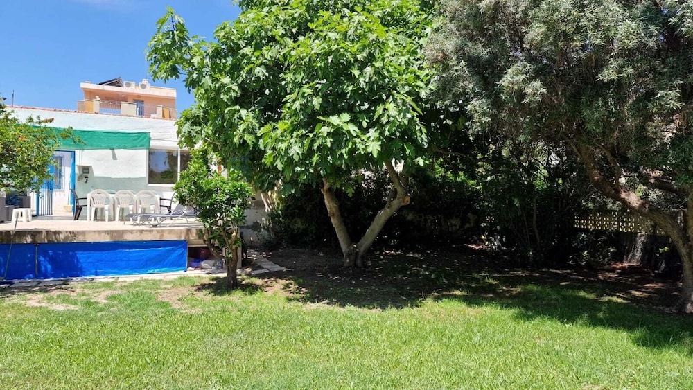 House With Exclusive Pool and Garden 7 min Walk From the Beach and the Center
