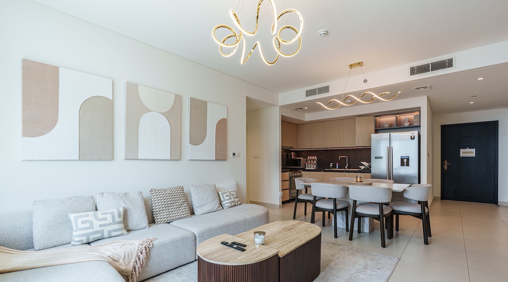 Downtown 2BR | Walk to Burj Khalifa + Dubai Mall