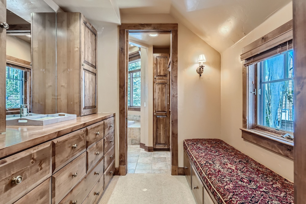 Marksberry Lodge 4 Bedroom Home by RedAwning