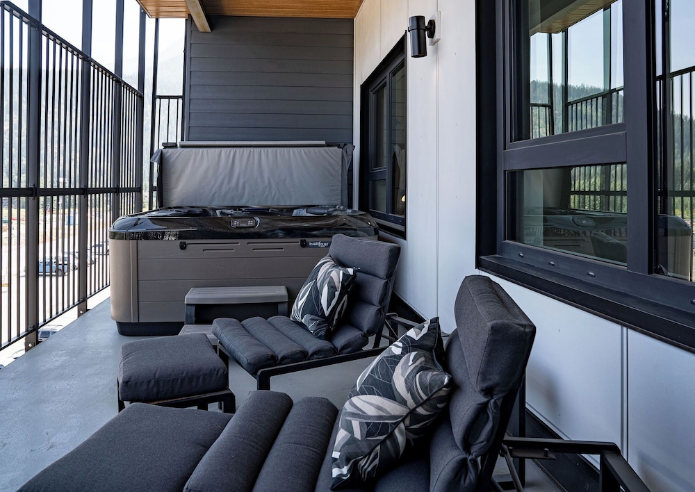 Hotel Slopes and Green by Revelstoke Vacations - Image 1