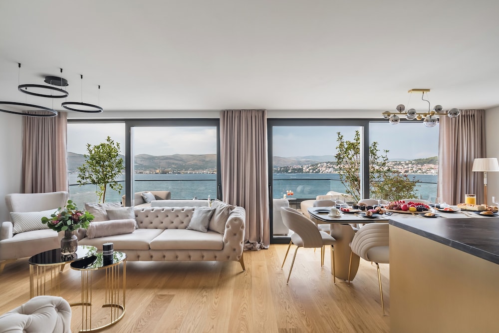 Villa Palace Al Nera Luxurius at sea With 2 Swimming Pools Saunas