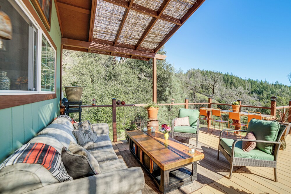 Hot Tub + Fire Pit: Secluded Dos Rios Escape!
