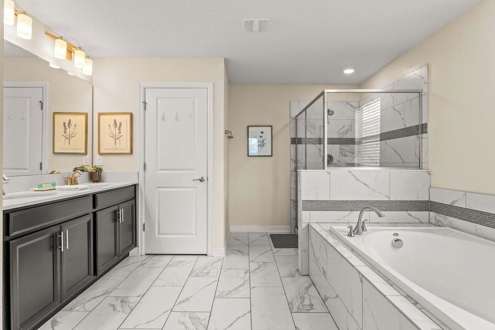 Resort Vibes At Championsgate - Home for 14 With Private Lanai