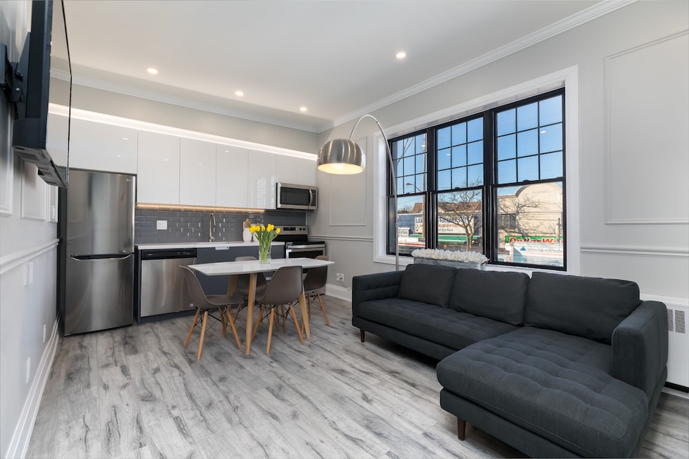 Applewood Suites - Etobicoke - Image 1