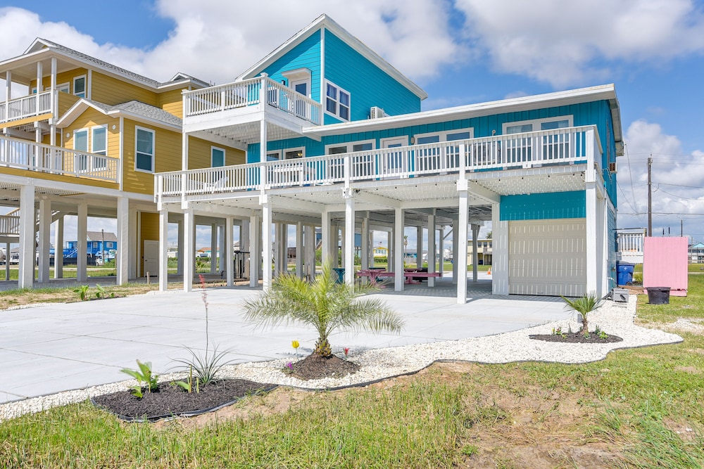 Freeport Vacations - Colorful Freeport Beach Rental < 1 Mi to Ocean - Property Image 1