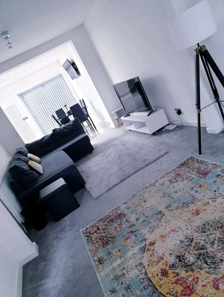 Beautiful 3-bed House in Birmingham view 3