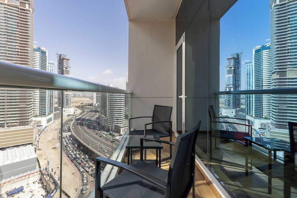 Maison Privee - Comfortable Downtown Apartment w/ City Skyline Vws